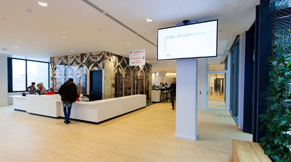 Letrero LED exterior en el paisaje de la comunidad