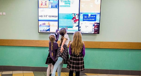 Aplicaciones de señalización digital para escuelas