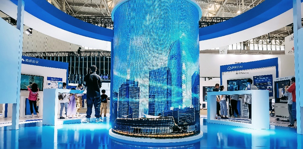 pantalla con contenido digital en feria