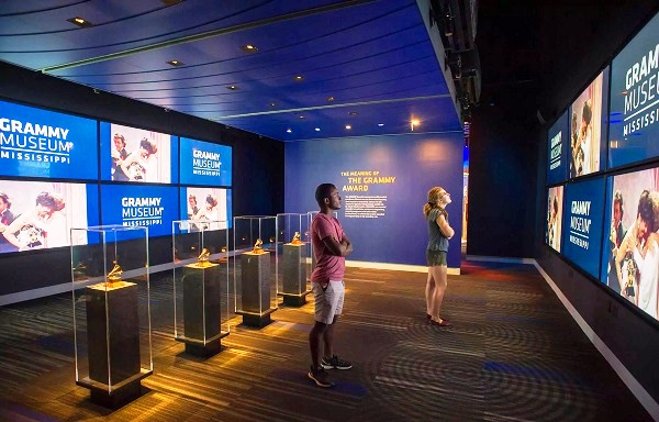 Pantallas con contenido digital en exposiciones y museos